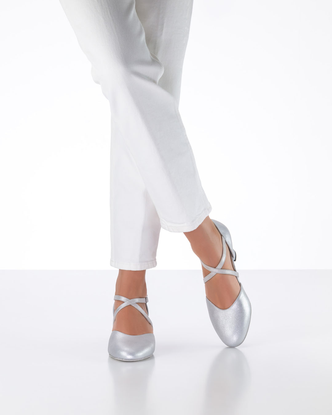 Modelo con vaqueros blancos y zapatillas de baile plateadas «Felie» de Werner Kern