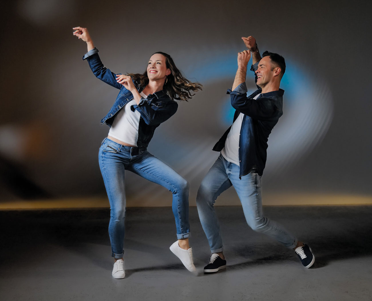 Tanzpaar in Jeansoutfits und Tanzsneakern in blau und weißem Leder