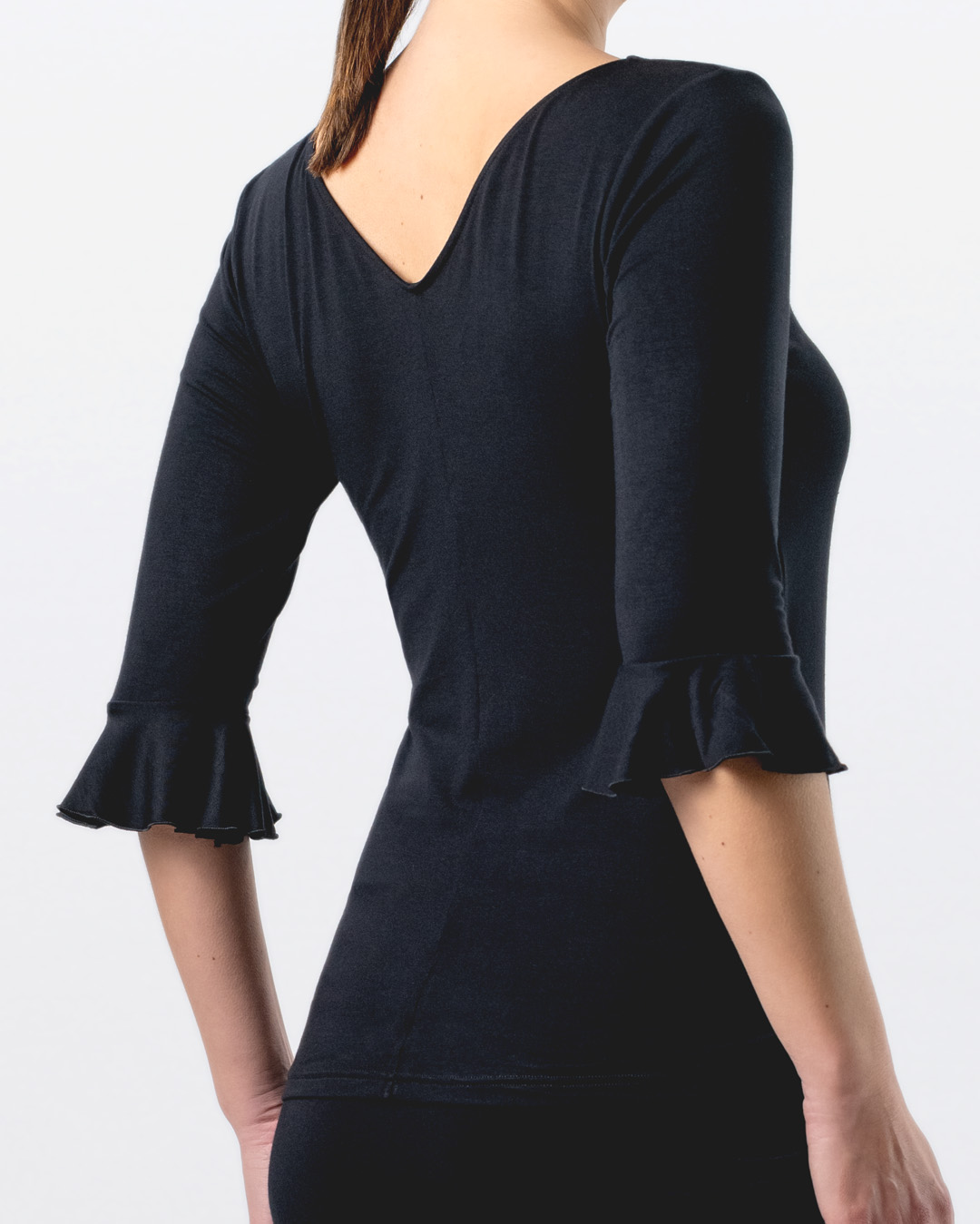 Vista trasera del top de baile Talvi con cuello en V delante y detrás.