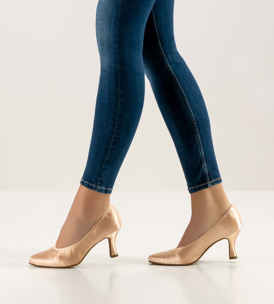 Laura Standard Damentanzschuh in Satin flesh mit Gummizug