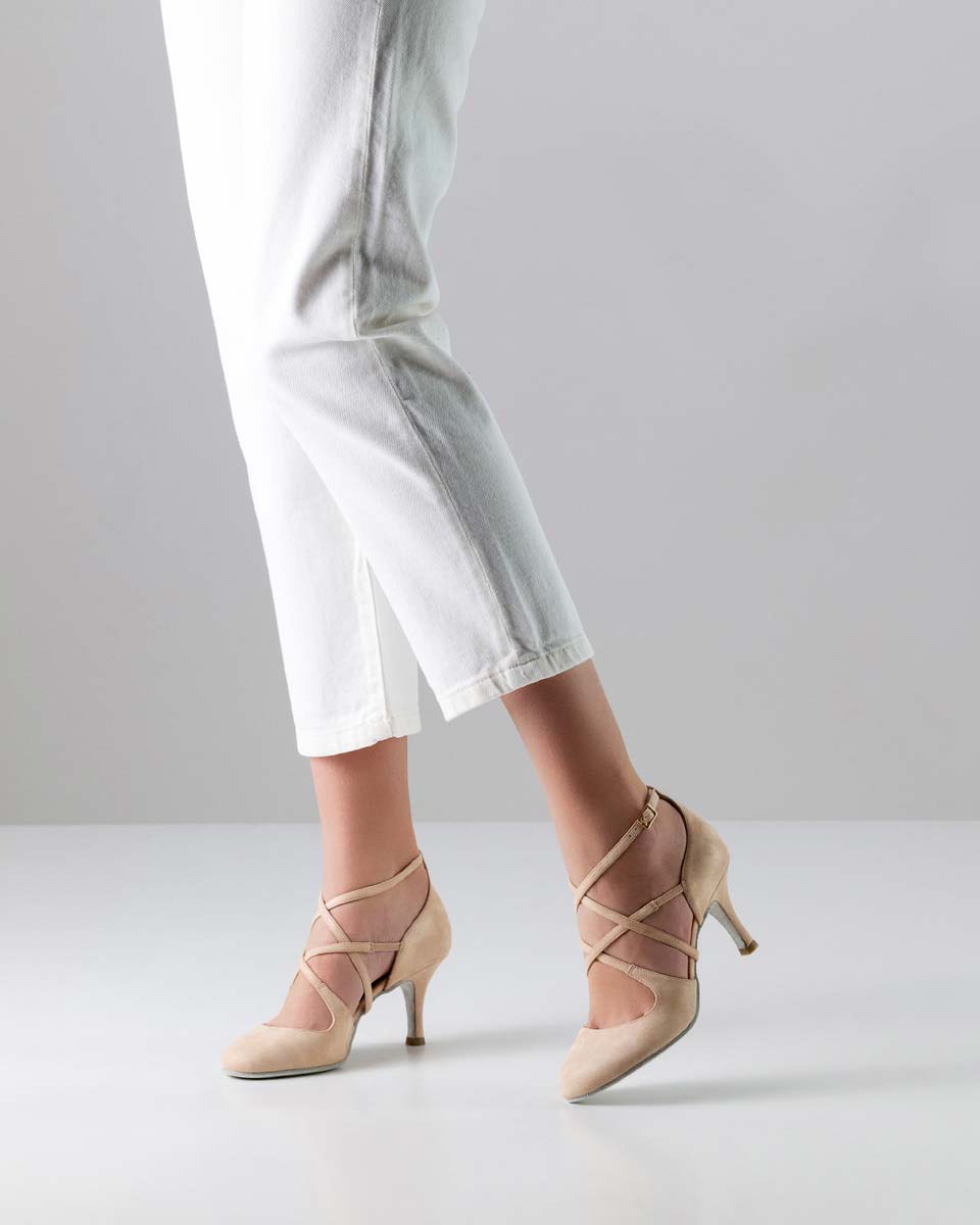 Valeria 7 cm hoher Nueva Epoca Damentanzschuh in beige in Verbidnung mit weißer Hose