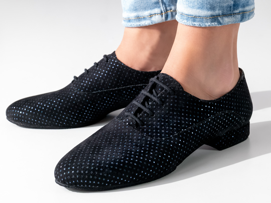 Tanzschuh mit flachem Absatz in schwarzem ,weichem Brokatstoff und blau funkelnden Glitzerpunkten von Werner Kern für Tanztraining