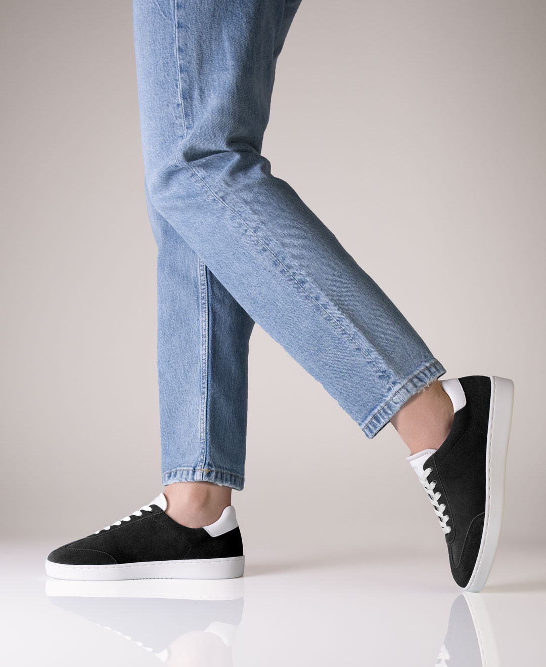 Klassischer schwarzer Velour Tanzsneaker für Damen mit weißer durchgehender PU Sohle