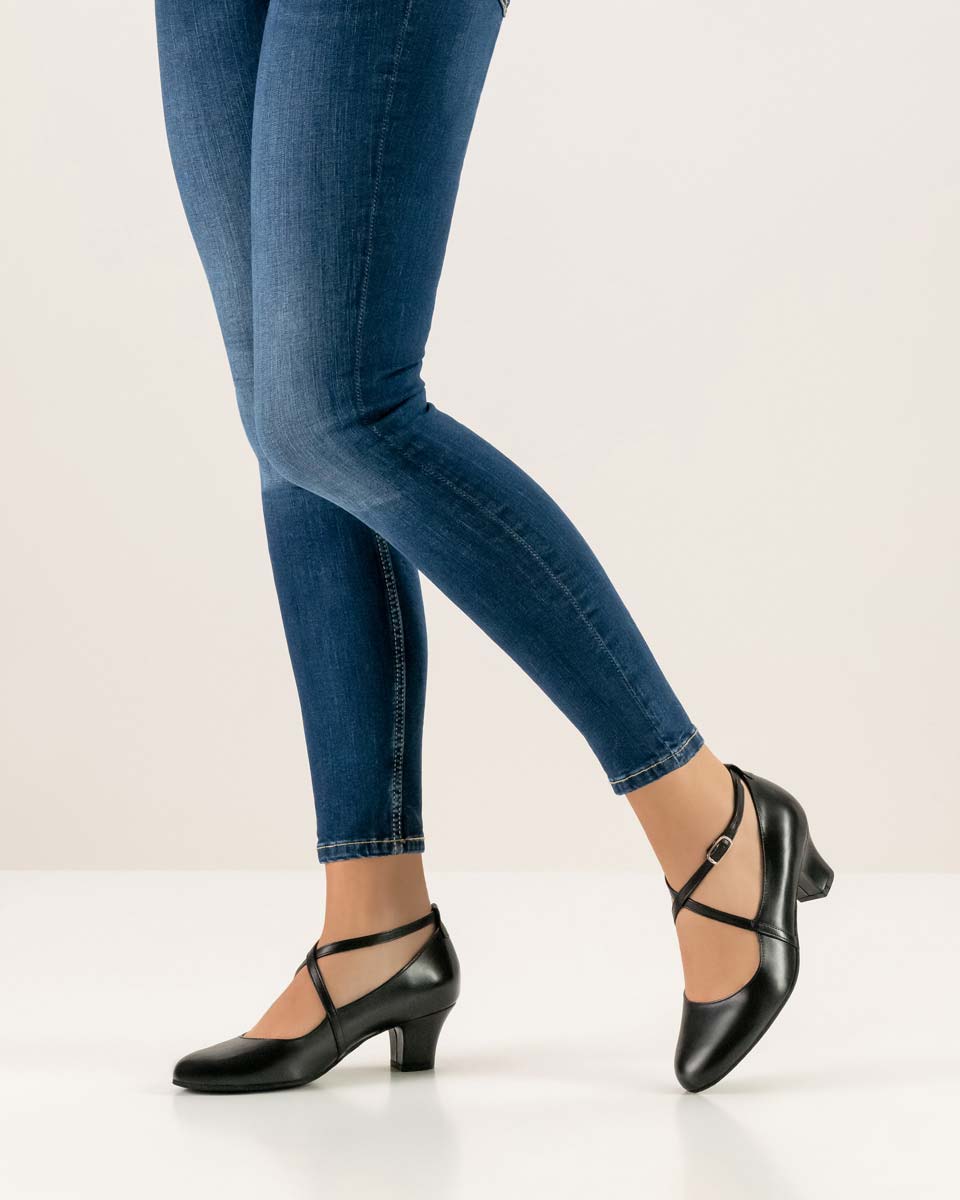 Sidney klassischer Werner Kern Damentanzschuh kombiniert mit einer blauen Jeans