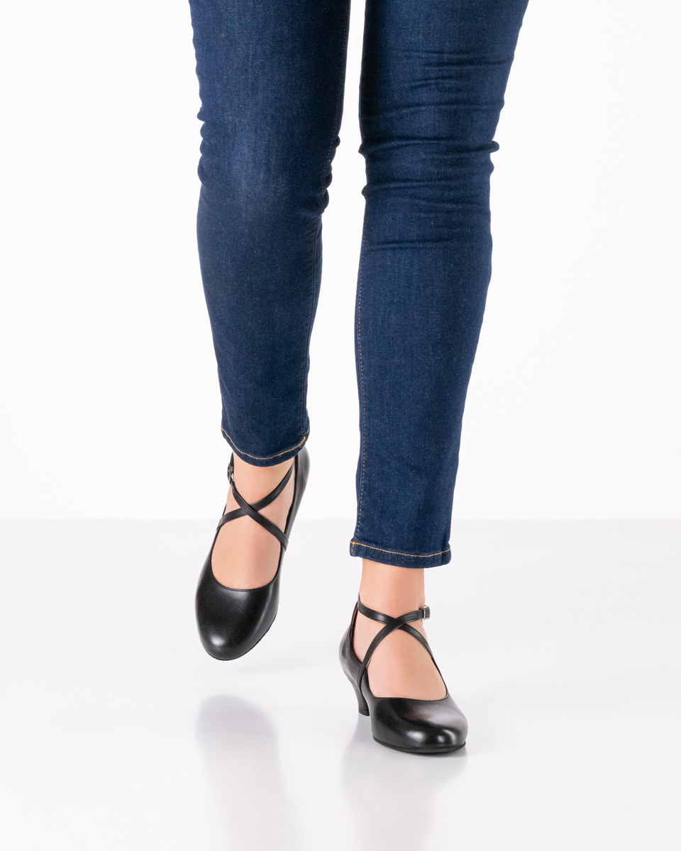 Werner Kern Stine - Damen Tanzschuhe in schwarzem Nappaleder, attraktiver Dekolletéschnitt für optimalen Halt mit Fesselspange und lederbezogenem Wechselfußbett, bequeme Absatzhöhe von 3,4 cm