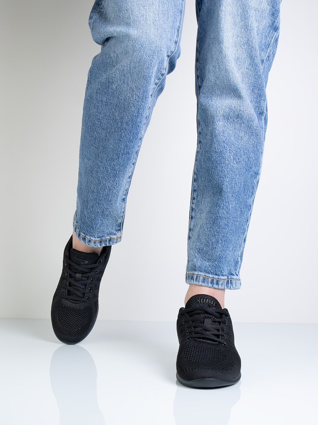 Zapatillas de baile ligeras en color negro para mujer con suela de PU dividida.