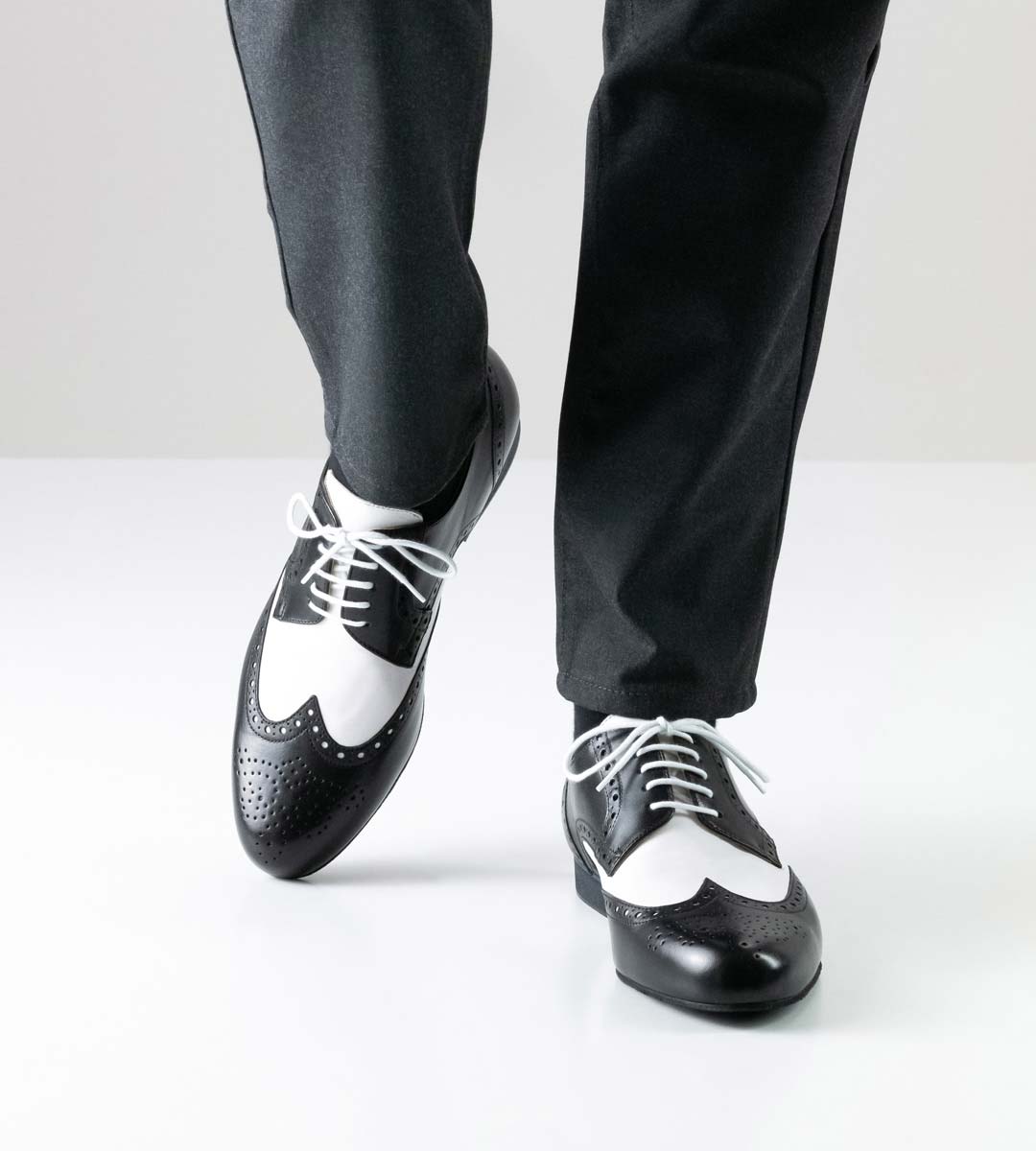 Udine schwarz-weißer Herrentanzschuh für Tango von Werner Kern in Kombination mit grauer Hose