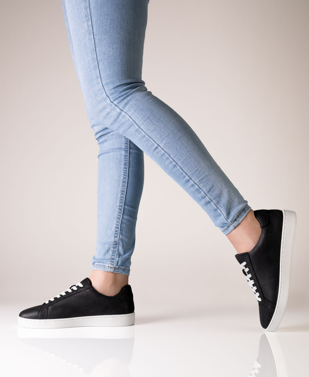 Klassischer schwarzer Tanzsneaker für Damen mit weißer durchgehender PU Sohle