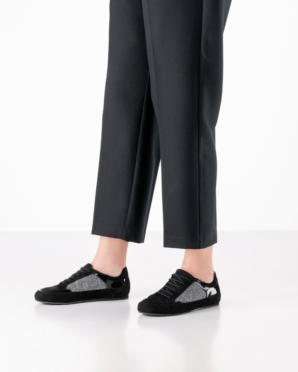 Tanzsneaker für Parkett und mehr - Werner Kern Carol in schwarzem Velourleder und silbernem Brokat mit dünner Sohle, perfekt für Zumba, Training und Jazzdance