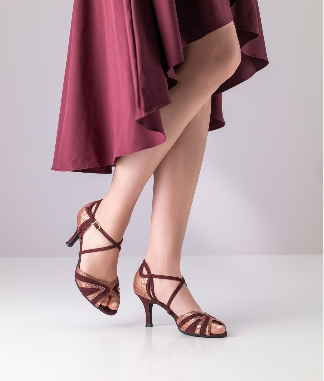 Nueva Epoca Tanzschuh aus weichstem bordeauxfarbenem Velourleder. filigranem Fersendesign und 7 cm Absatz.