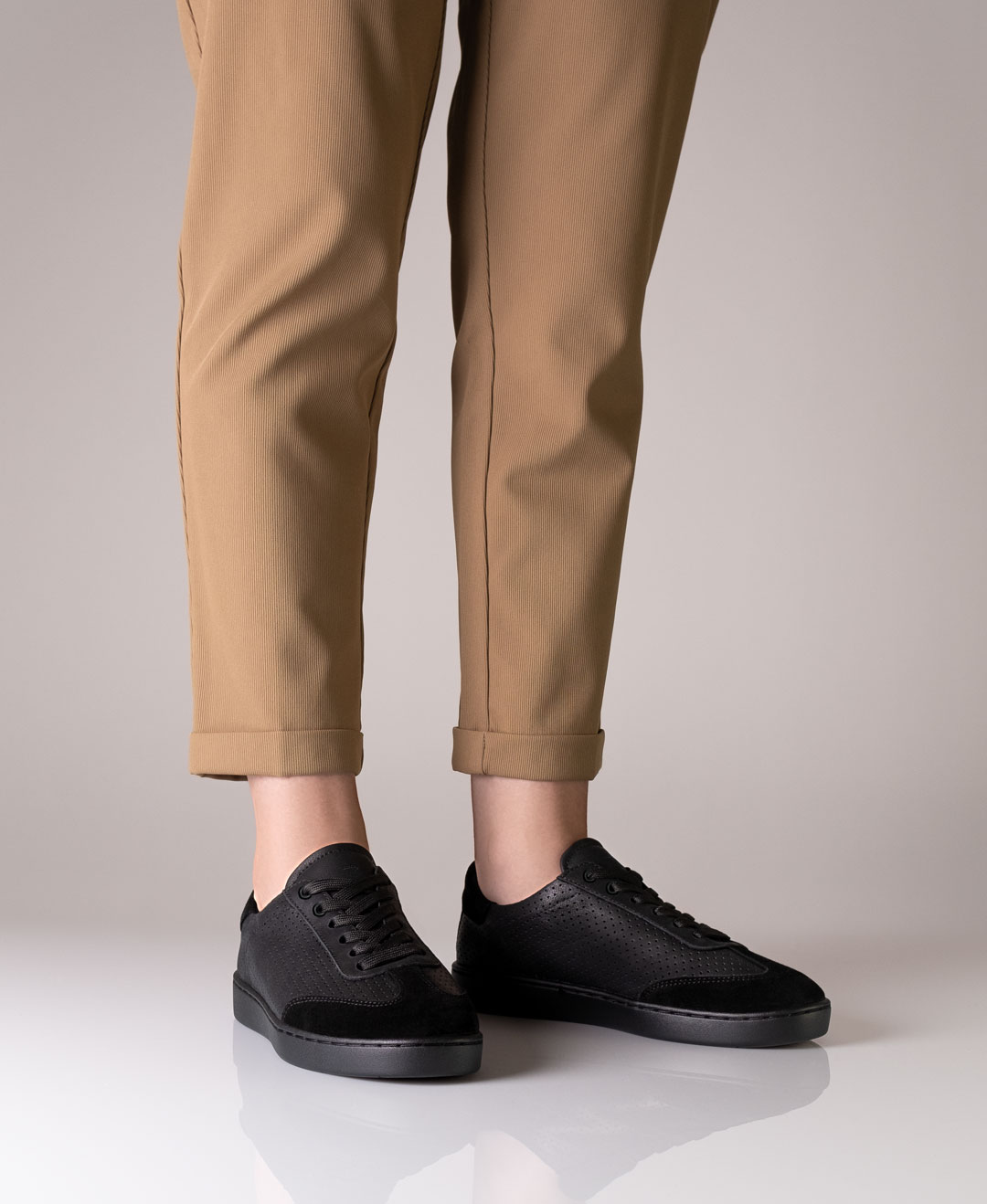 Schwarzer Sneaker 7030 von Suny mit durchgehender PU-Sohle