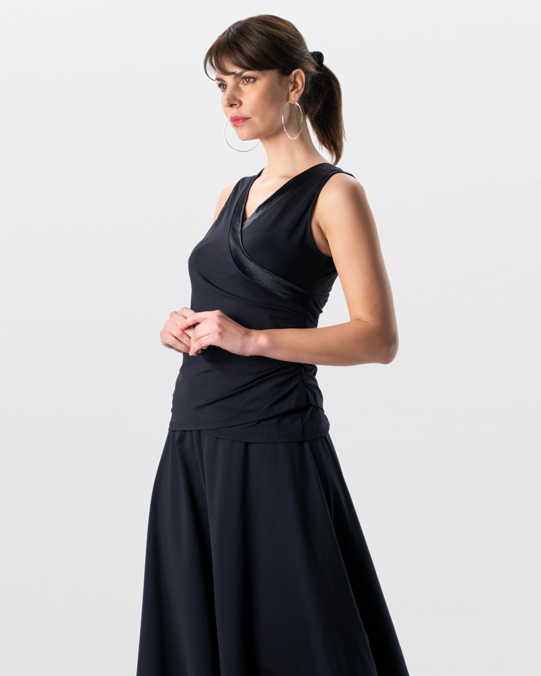 Top de danza entallado con efecto envolvente, de material elástico negro y cuello de pico, de Werner Kern