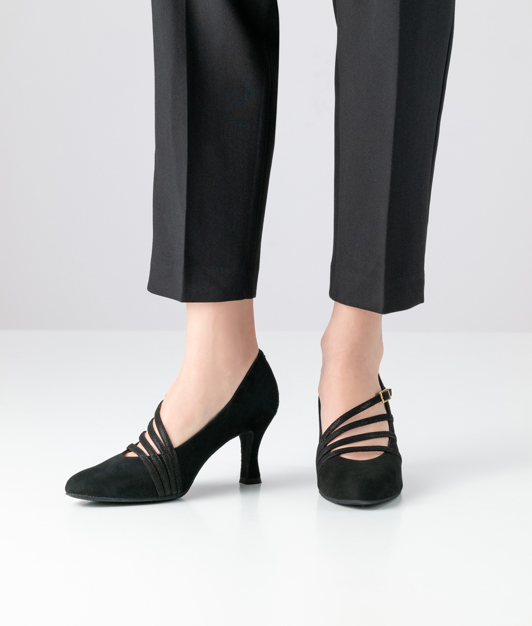 Jackie Schwarzer geschlossener Tanzschuh aus Velourleder von Werner Kern mit 6,5 cm Absatz und asymetrischen Riemchen für einen besonders eleganten look.