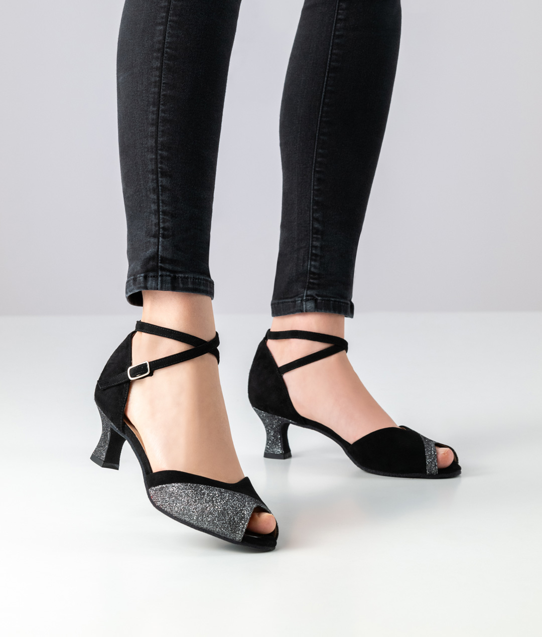 Eleganter schwarz-silberner peep-toe Tanzschuh mit silbernem 5,5 cm Absatz von Werner Kern.