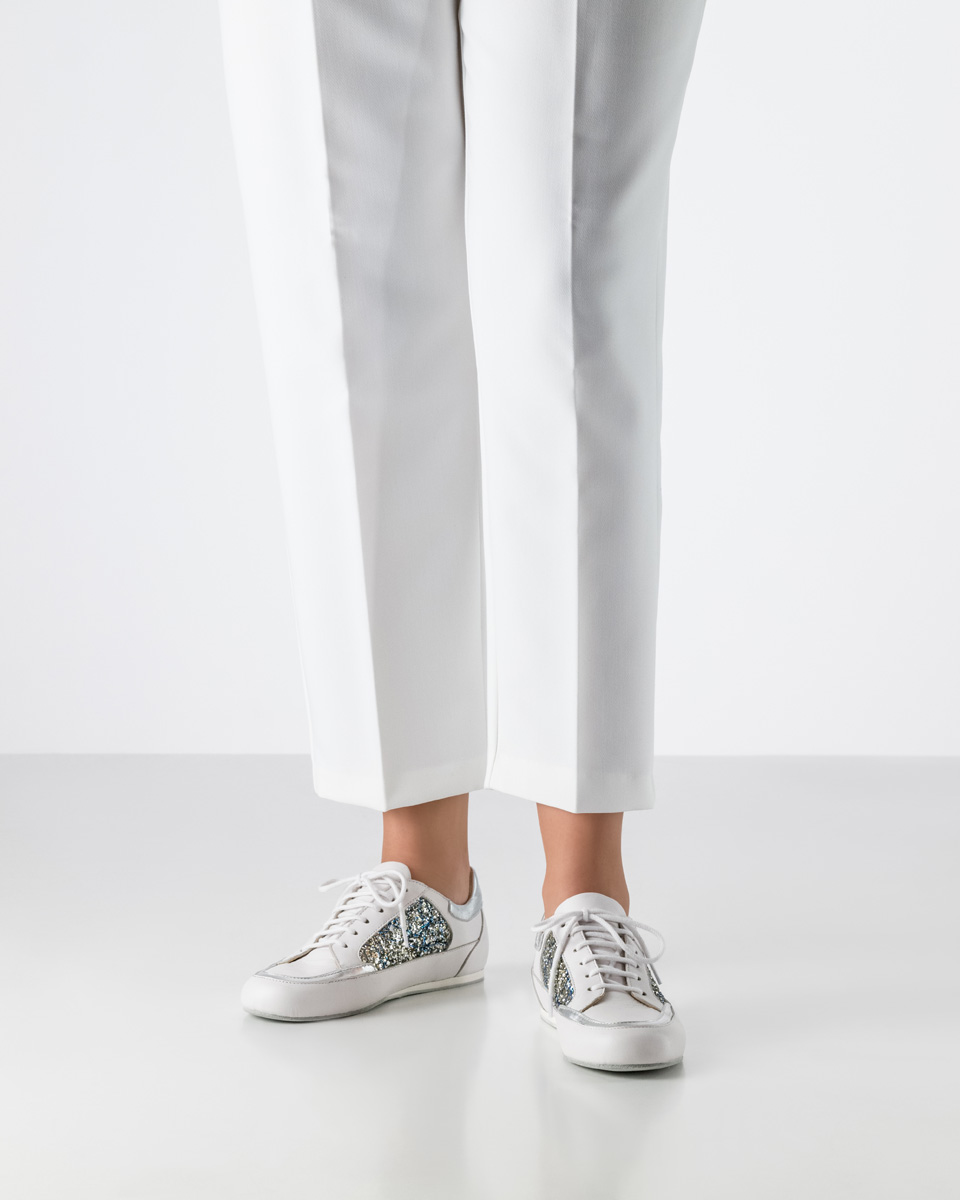 Tanzsneaker für Parkett und mehr - Werner Kern Carol in weißem Nappaleder und blauem Brokat mit dünner Sohle, perfekt für Zumba, Training und Jazzdance