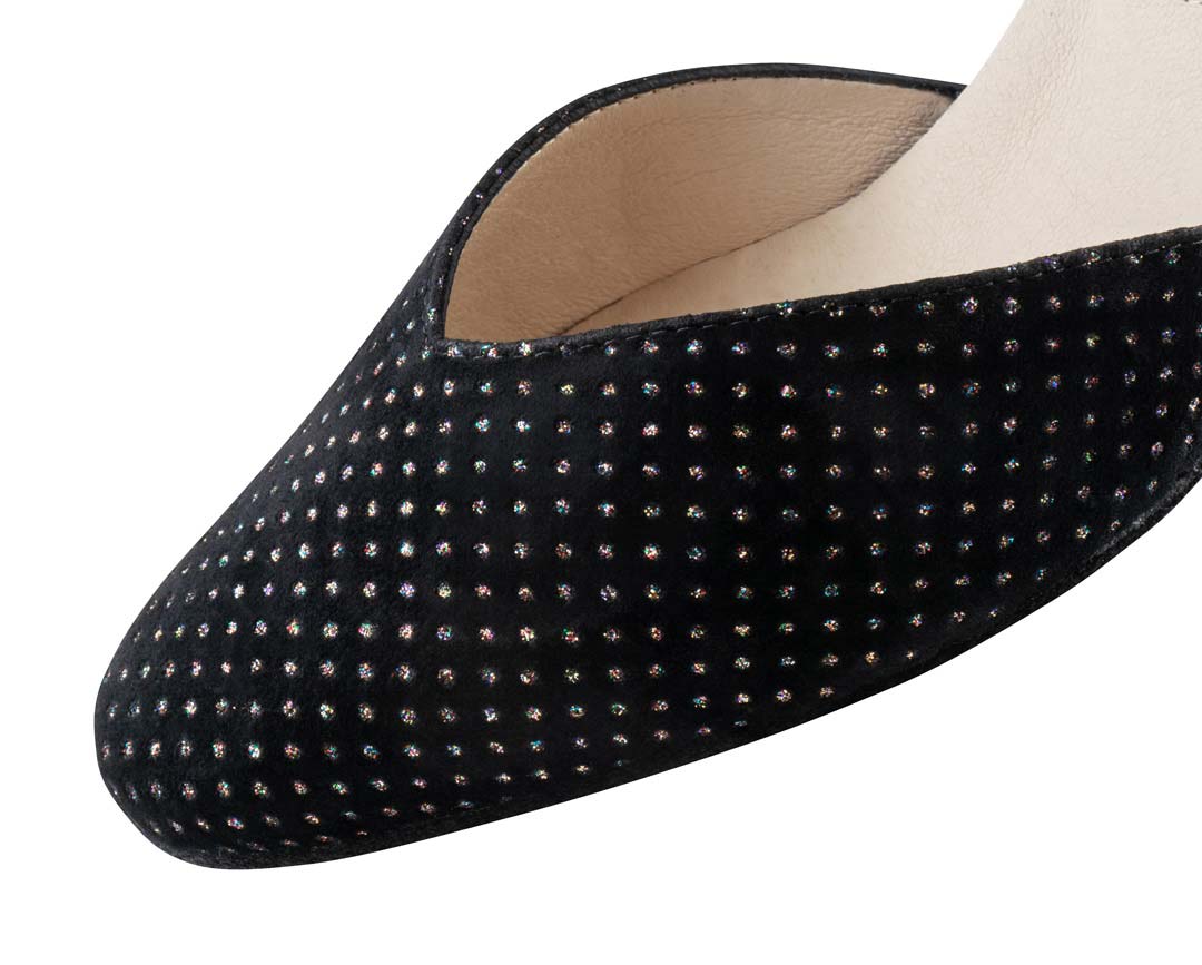 Betty Detailansicht des klassischem V-Ausschnitts vom Werner Kern Damentanzschuhs