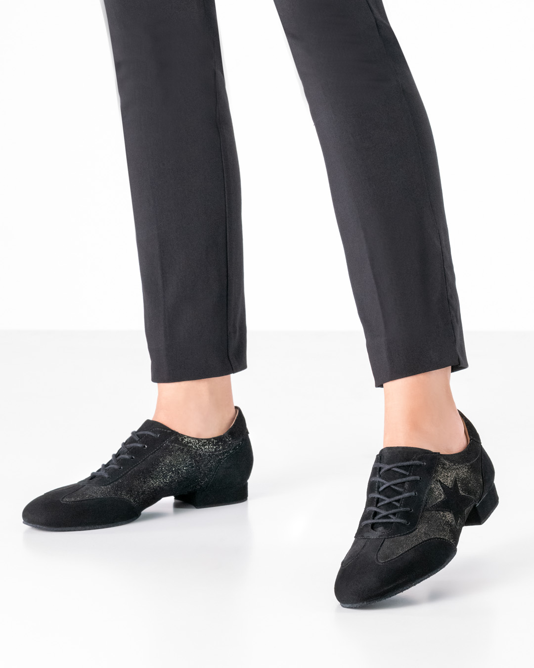 Zapatos de baile de entrenamiento con aspecto de zapatillas deportivas y tacón plano de 1,5 cm de Werner Kern en color negro.v