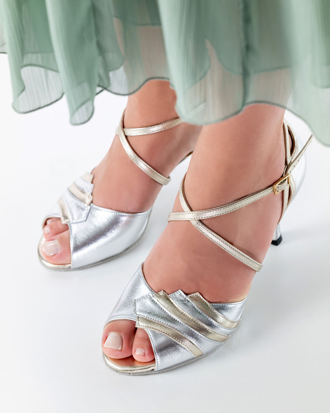 Primer plano del zapato de baile «Francesca» de Nuea Epoca, con tacón de 7 cm, fabricado en piel de chevro plateada y con diseño asimétrico