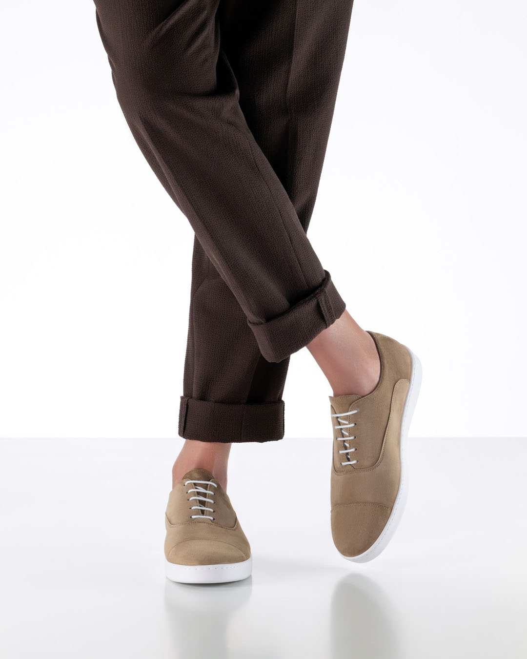Zapatos de baile para hombre de piel beige y suela de zapatilla blanca de Werner Kern, combinados con pantalones de tela marrón oscuro