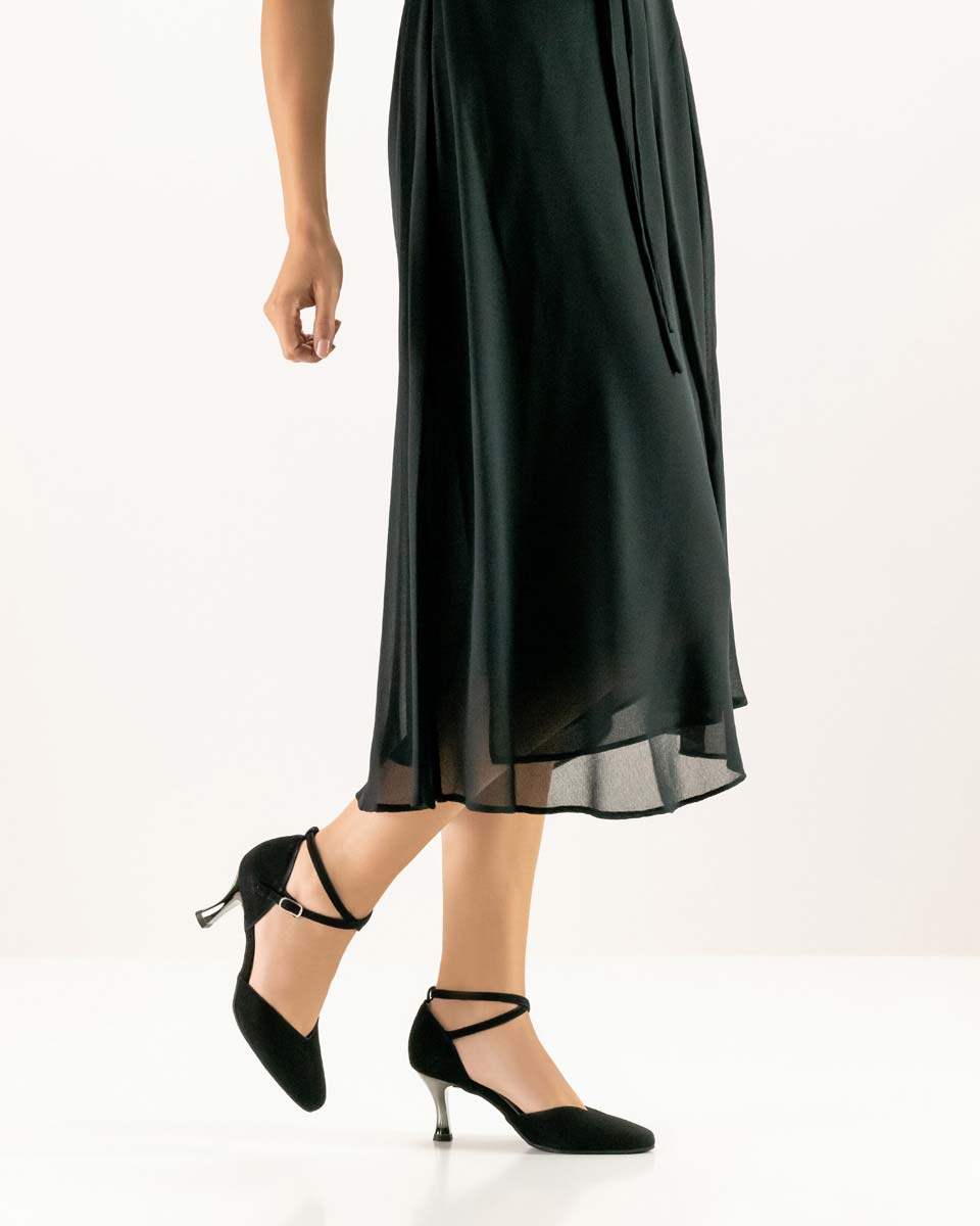 Melodie schwarzer Velour Damentanzschuh von Werner Kern in Verbindung mit einer schwarzen Hose