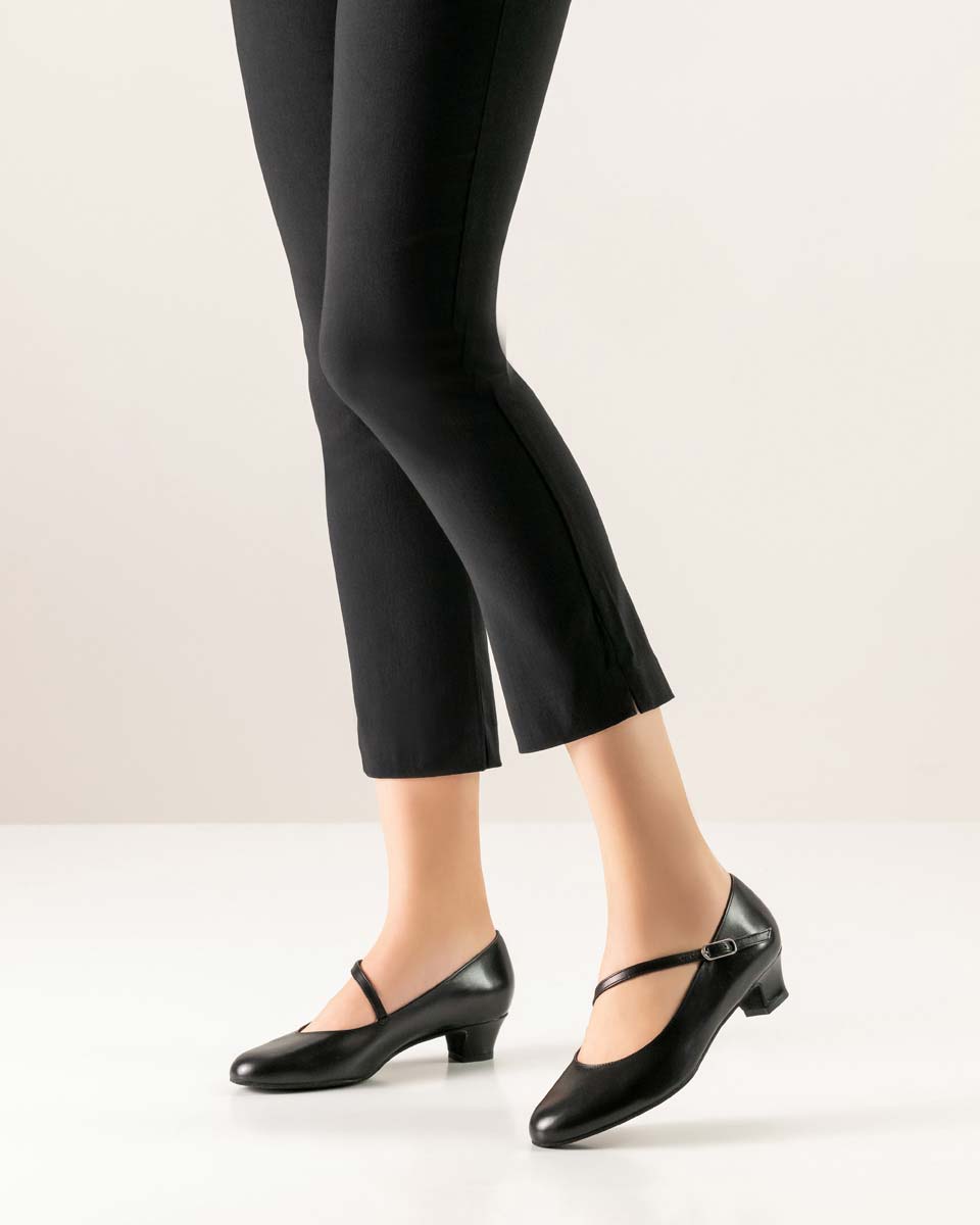 Cindy schwarzer Werner Kern Damentanzschuhe mit schwarzer Hose