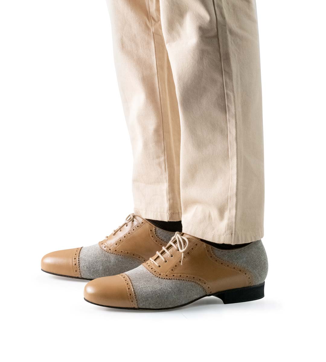 Tadil 2 cm hoher Nueva Epoca Herrentanzschuh in Kombination mit beiger Hose