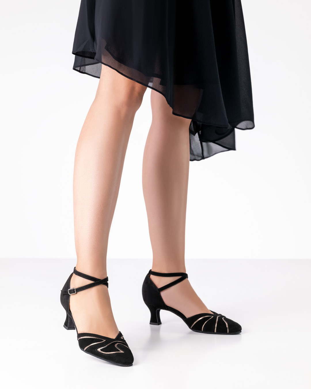 Eleganter Tanzschuh mit niedrigem Absatz von Werner Kern aus schwarzem, weichem Velourleder für Standardtänze und vieles mehr