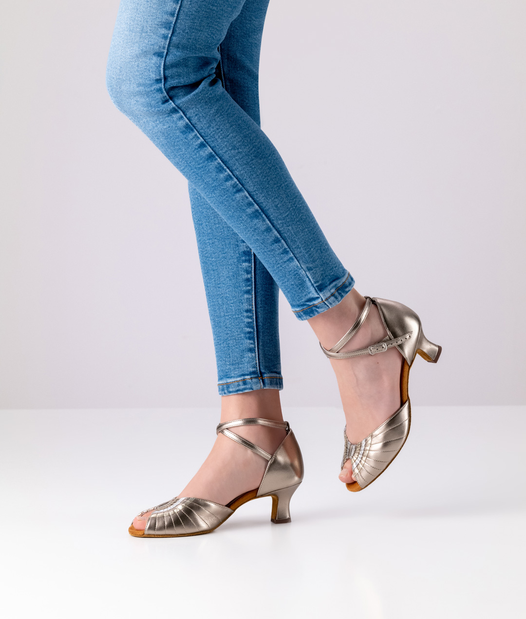 Corinne Tanzschuhsandalette von Anna Kern in antikfarbenem Nappaleder und 5 cm Absatz. Schöne Ziernähte verleihem dem Schuh Corinne eine besondere Eleganz.