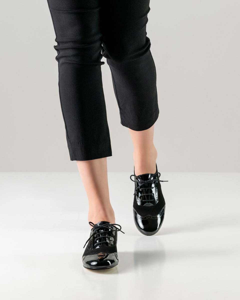 Taylor schwarze Hose in Kombination mit 1,5 cm hohem Damentanzschuh für Swing