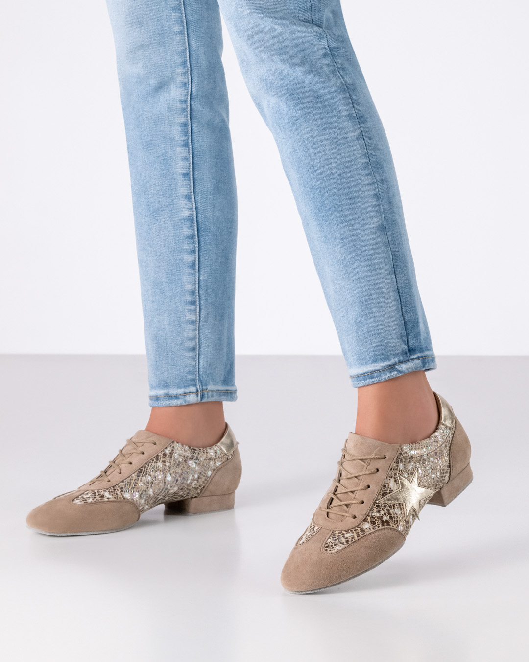 Ariana - COMING SOON Zapatillas de baile de entrenamiento beige brillante con cordones y suela dividida de Werner Kern.