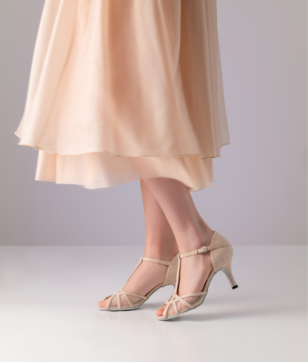 Nuria Offener, eleganter Tanzschuh aus glänzendem, beigen Velourleder mit 7 cm Absatz von Nueva Epoca mit T-Steg.