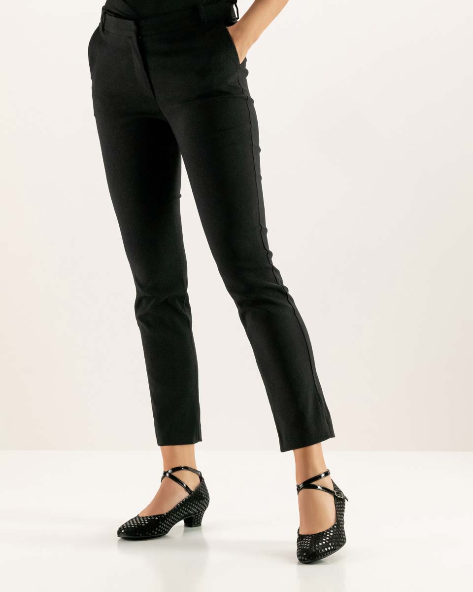 Alice Werner Kern Damentanzschuh am Fuß kombiniert mit schwarzer Hose