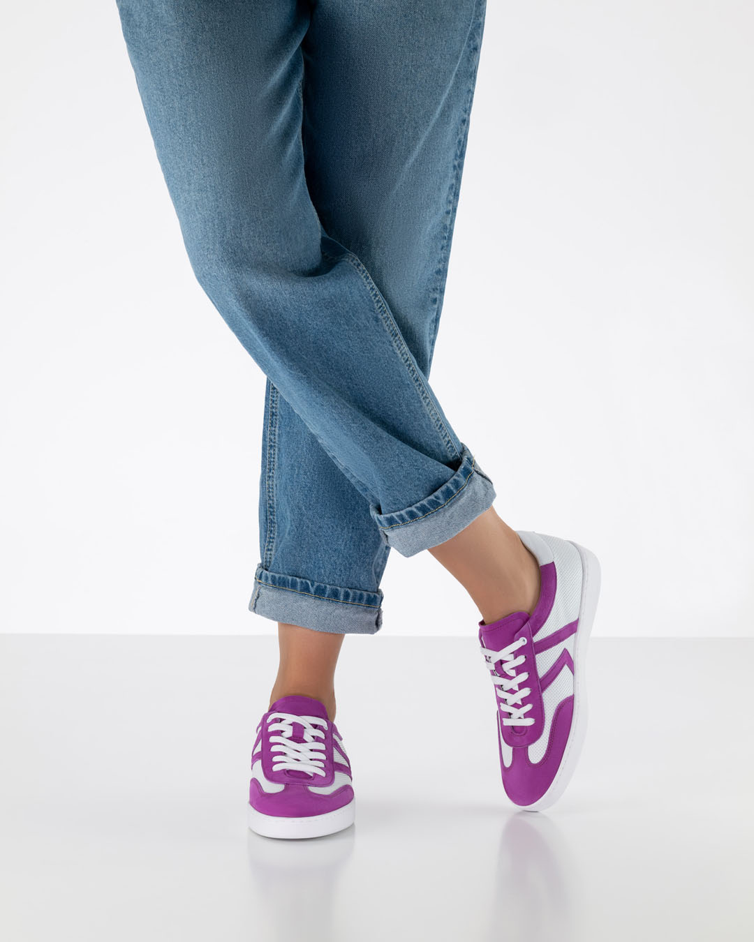 Zapatillas blancas de baile con detalles en rosa de Werner Kern, para usar tanto en interiores como en exteriores