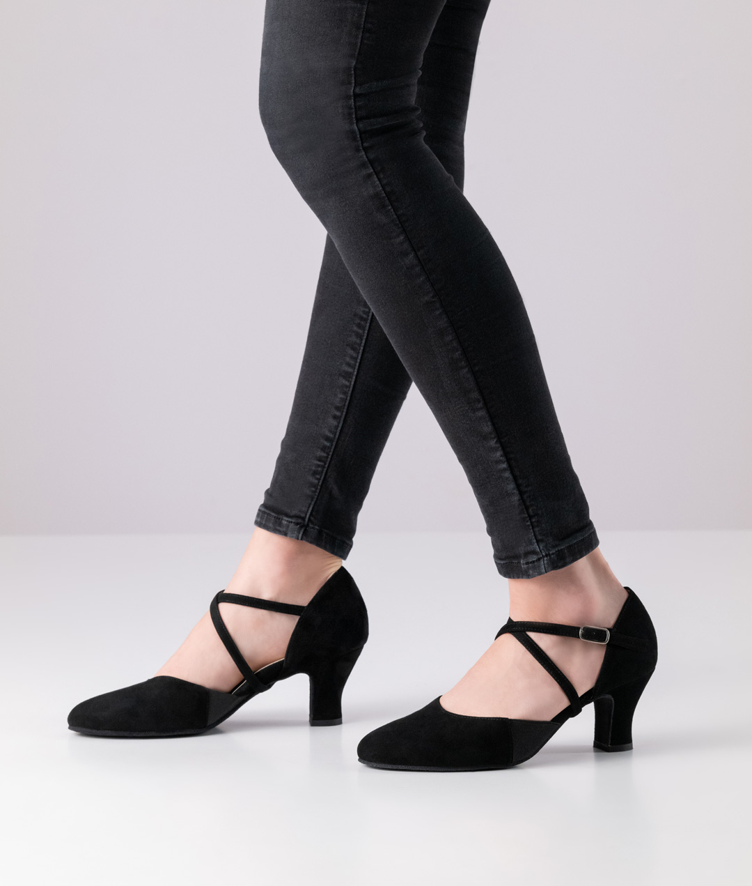 Ronja Geschlossener Komfort-Tanzschuh für Füße mit besonderen Anforderungen aus besonders geschmeidigem Velourleder und einem 6 cm hohen Absatz.