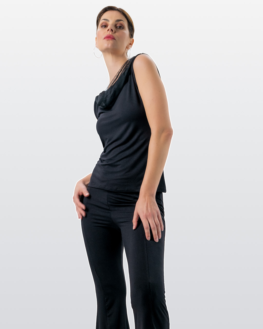 Modelo posando con el top de baile Auri y los pantalones de baile Nisha de Werner Kern.