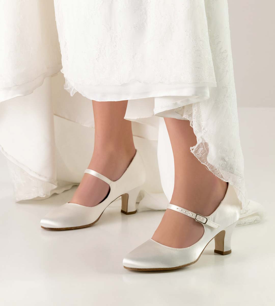 Ashley Brautkleid in Kombination mit weißem Werner Kern Brautschuh mit Ledersohle