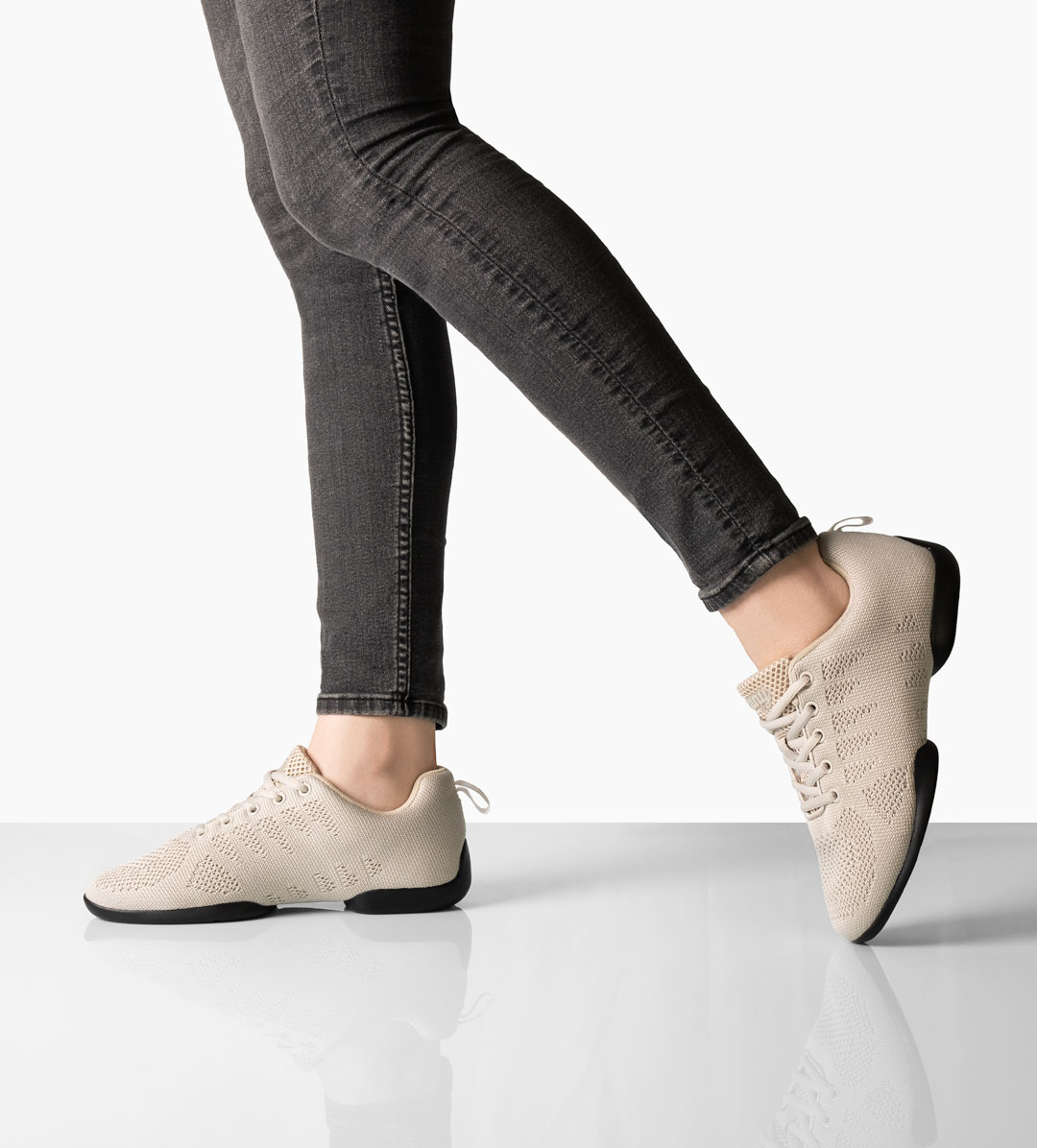Damen Tanzsneaker 180 in Beige von Suny by Anna Kern, Artikelnummer 180, aus atmungsaktivem Knitting Material mit geteilter Sohle.