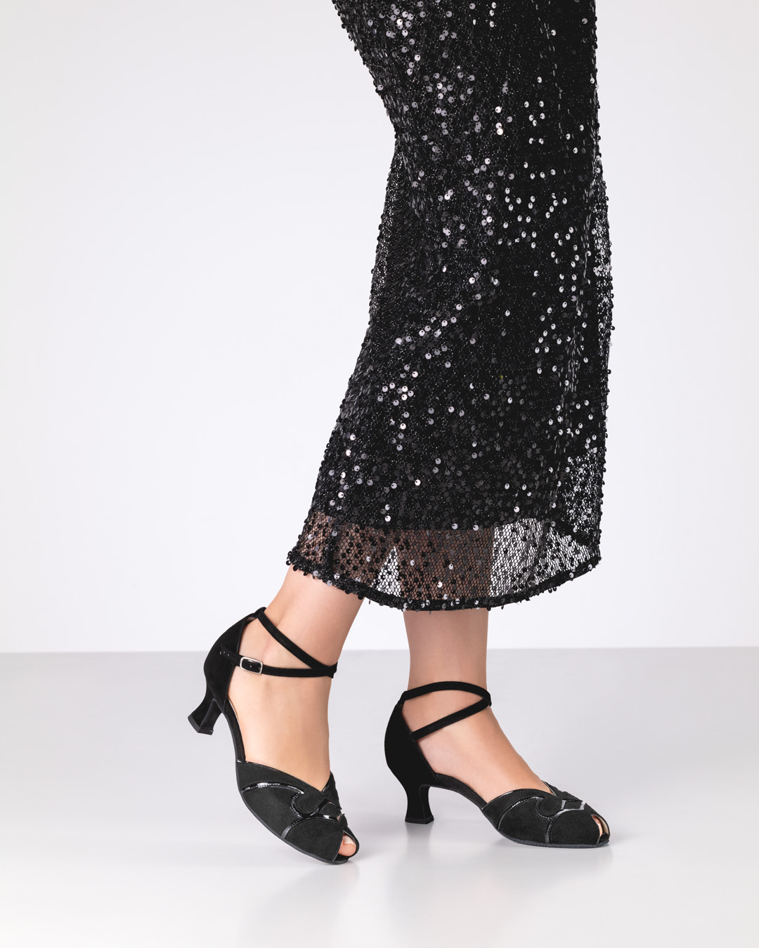 Traumhafter Tanzschuh von Werner Kern in schwarzem Velourleder mit Lackdetails