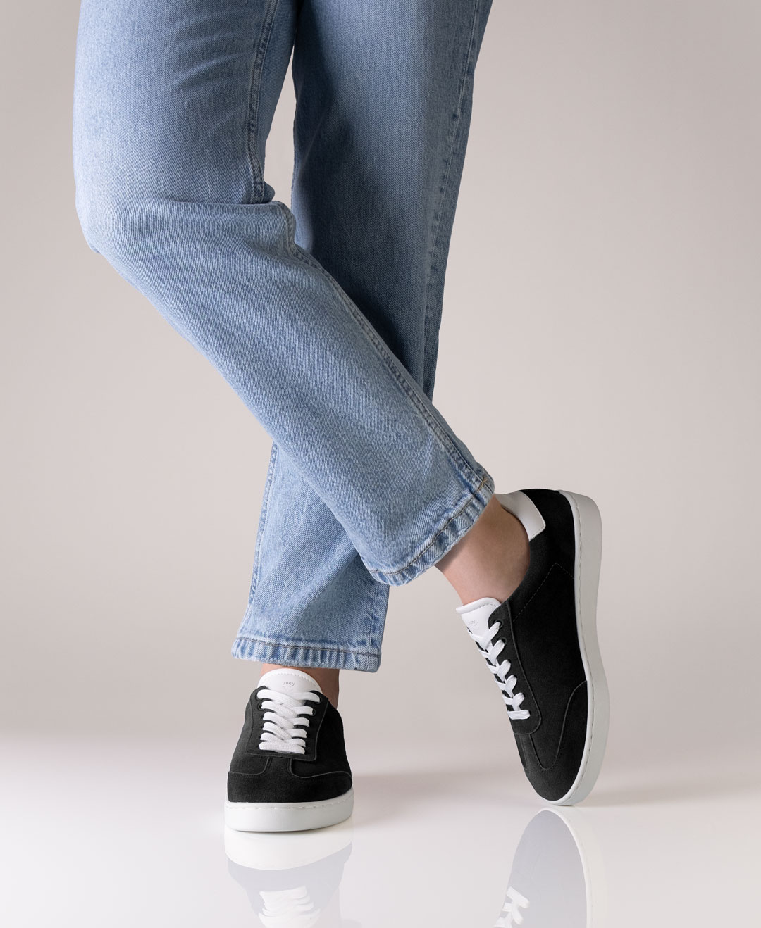 Tanzsneaker für Damen aus schwarzem Velourleder mit weißer PU Sohle 7015 von Anna Kern.