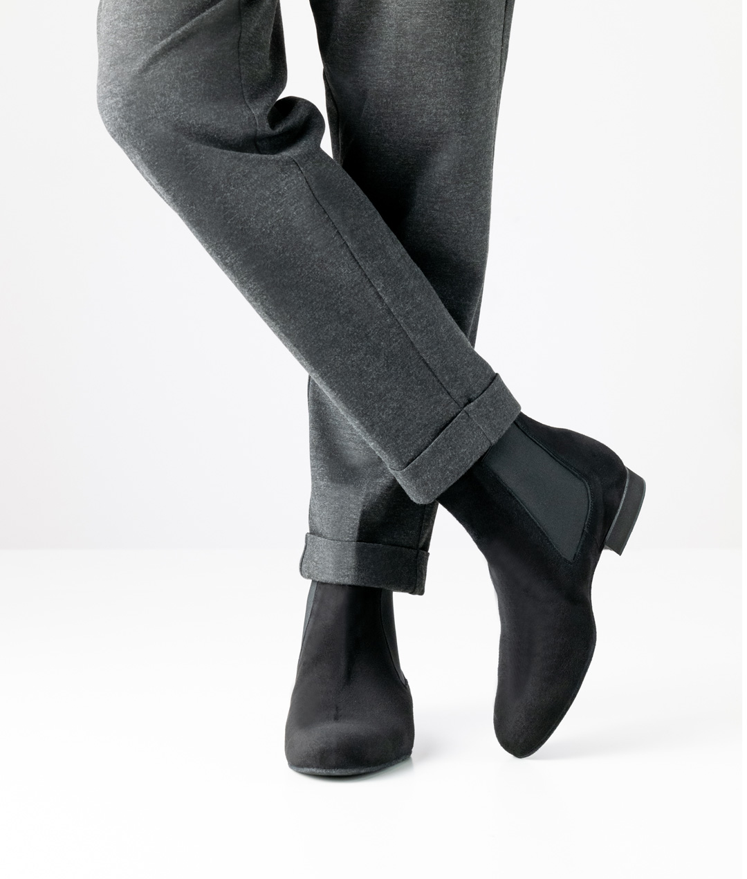 Schwarzes Velourleder mit Elastikeinsatz machen diesen Herrentanzschuh super flexibel.