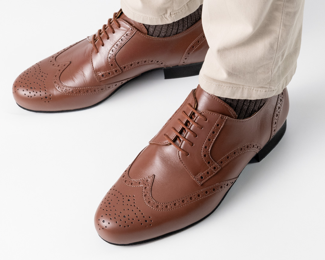Zapatos de baile para hombre Bormio de Werner Kern con perforaciones, fabricados en piel napa color coñac para pies anchos.