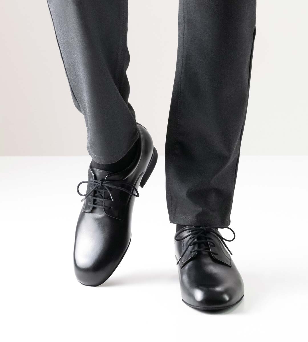 Padua Herrentanzschuh in schwarzem Leder von Werner Kern in Kombination mit grauer Hose