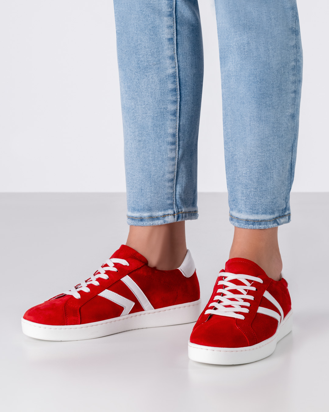 Zapatillas de baile rojas con detalles blancos y suela de PU ligeramente giratoria en blanco de Werner Kern.