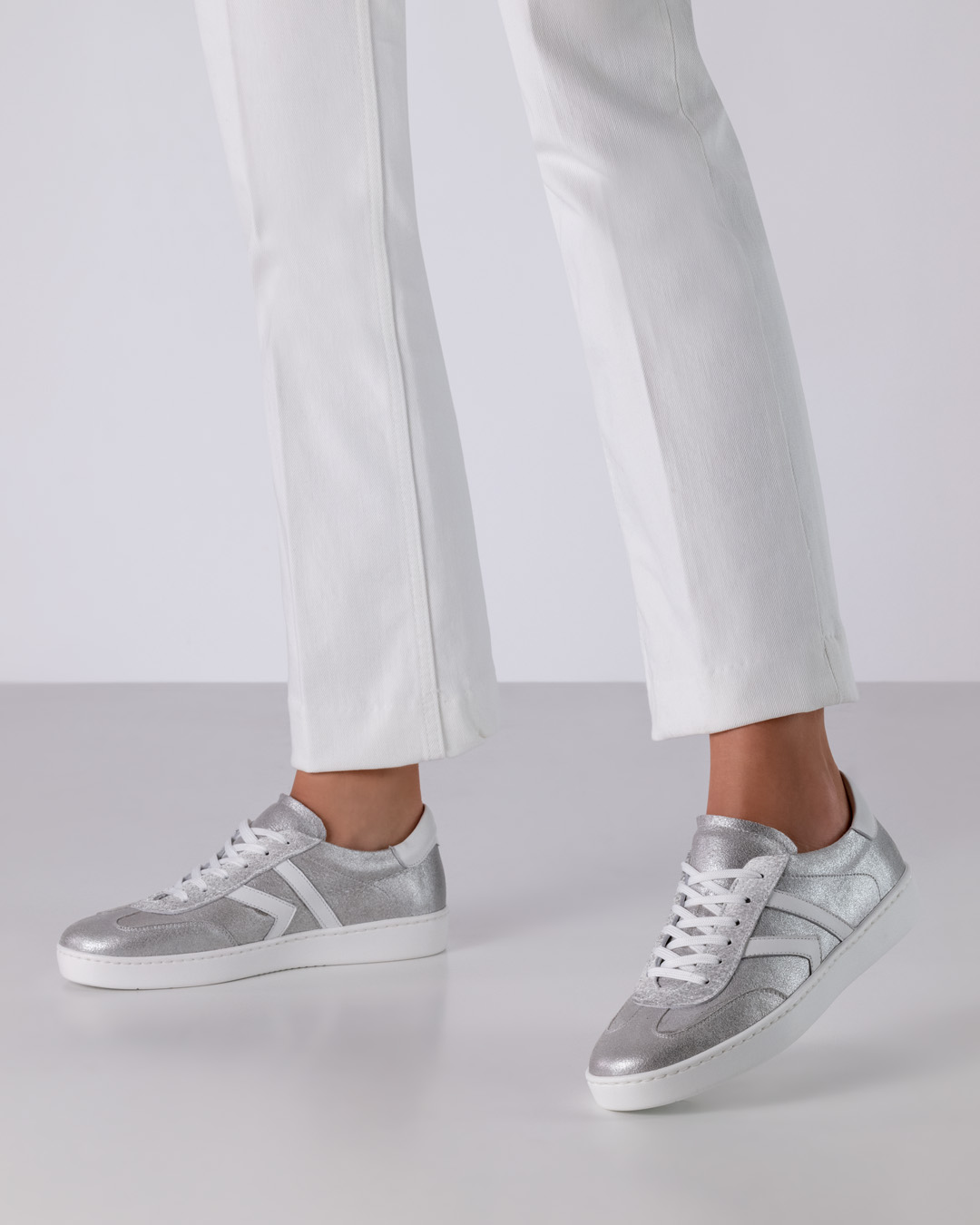 Zapatillas de baile de cuero plateado mate brillante de Werner Kern con detalles blancos y suela blanca.