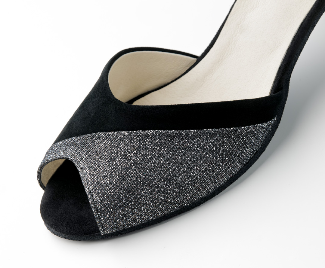 Detailansicht von schwarz-silbernem peep-toe Tanzschuh von Werner Kern in elegantem asymetrischen design.