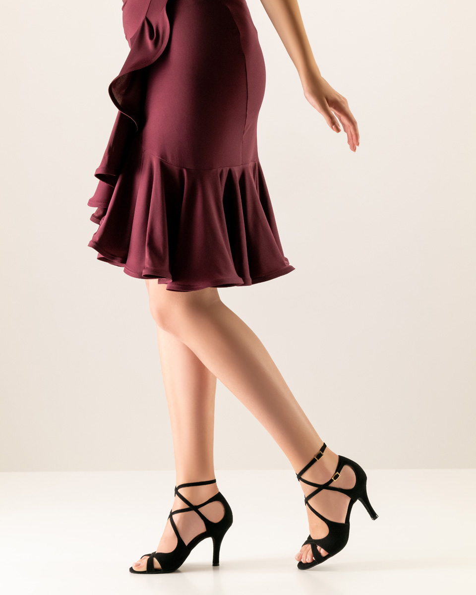 Amalia offener schwarzer Damentanzschuh von Nueva Epoca in Kombination mit Kleid in bordo