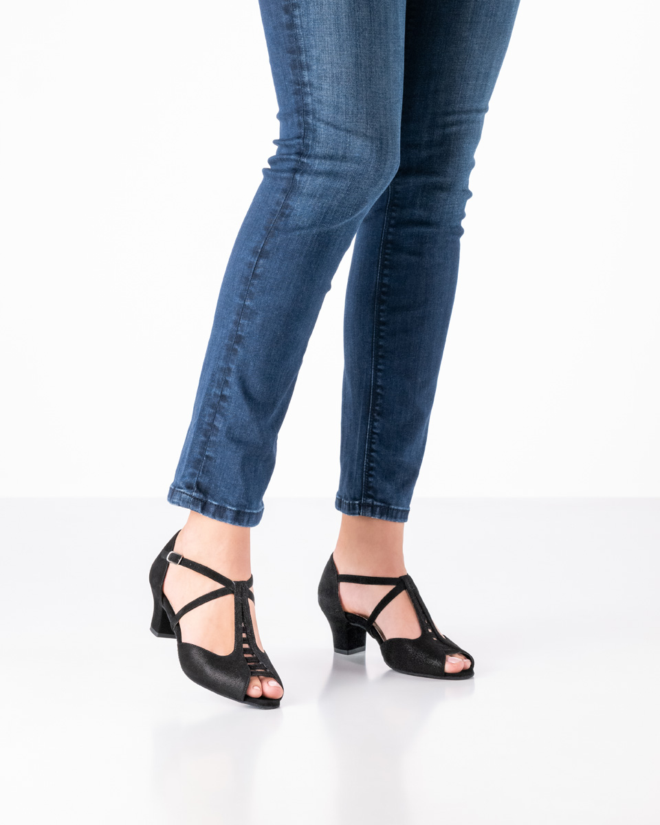 Tanzschuhe für stilvolles und komfortables Tanzen - Werner Kern Holly in Samtziege Glanzvelour mit einem nach oben verjüngenden T-Steg, feinen Cut-Outs und individuell verstellbarem Kreuzriemchen für perfekten und bequemen Halt
