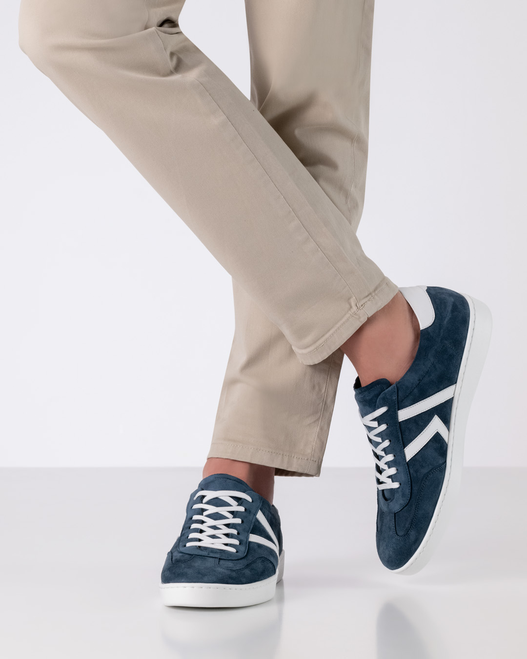 Leichter Tanzsneaker aus echtem Velourleder in edlem dunkelblau mit weißen Details und weißer Tanzsohle für drinnen und draußen für Salsa, Bachata und Streetstyle