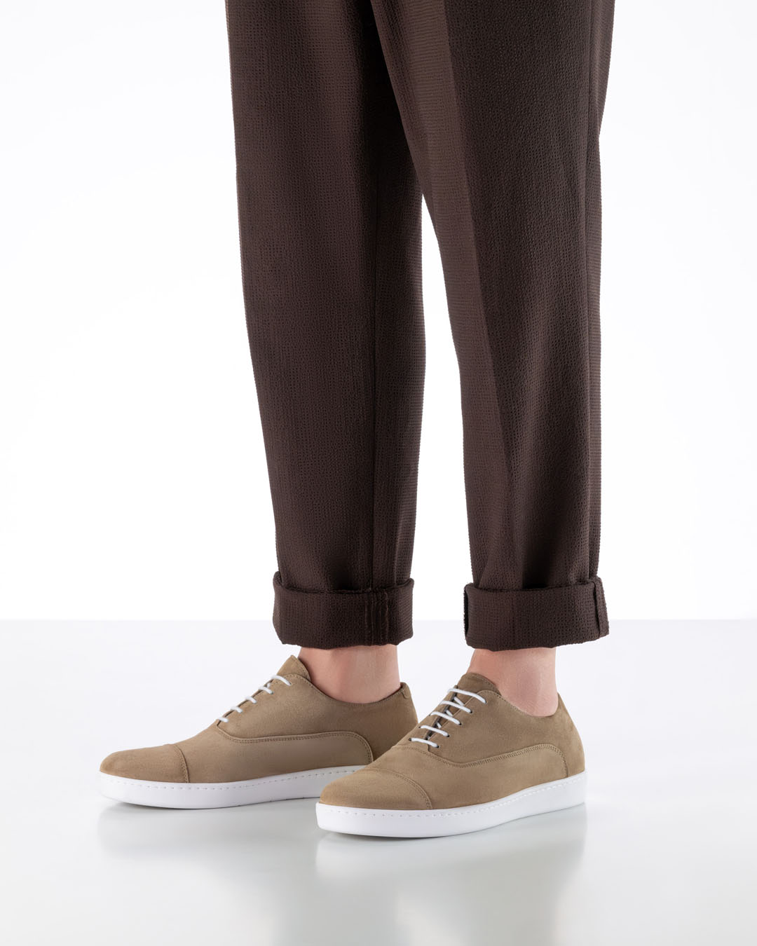 Zapatos de baile de cuero para hombre en color beige, con suela blanca y ligera tipo zapatilla, para bailar tanto en interiores como al aire libre, combinados con pantalones de tela marrones