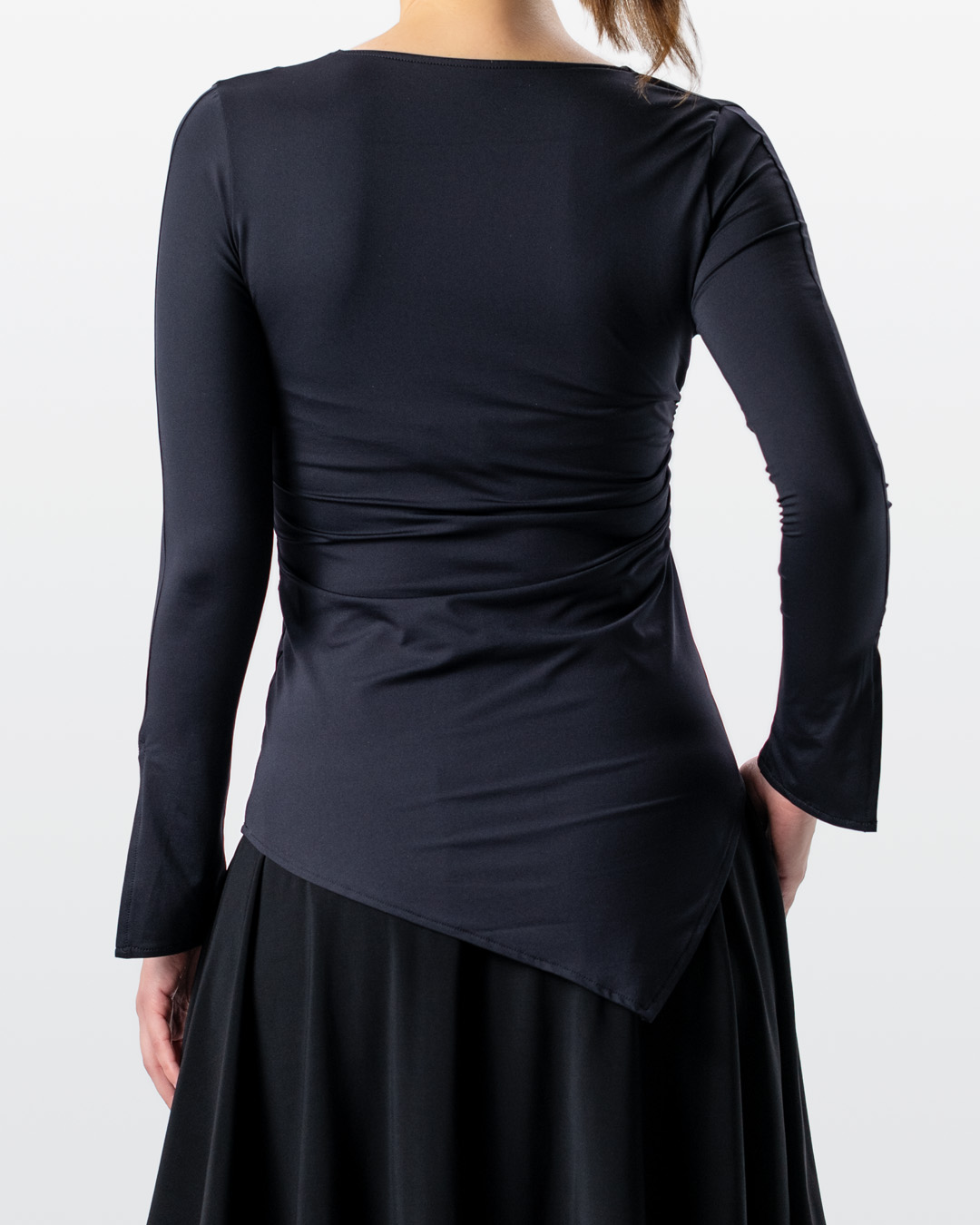 Vista trasera del top asimétrico de Werner Kern en color negro.